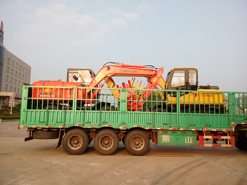 沃爾華集團(tuán)2臺挖掘機(jī)裝車即將出口委內(nèi)瑞拉 沃爾華集團(tuán)2臺挖掘機(jī)裝車即將出口委內(nèi)瑞拉